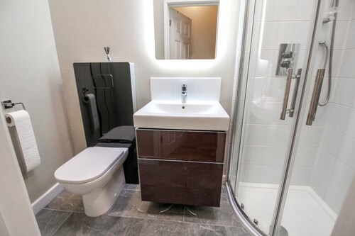 Private room and bathroom with own entrance near Warwick town ctr
