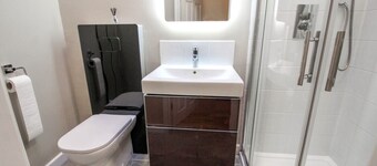 Private room and bathroom with own entrance near Warwick town ctr