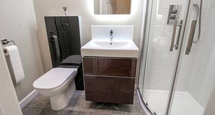 Private room and bathroom with own entrance near Warwick town ctr