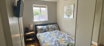 Private room and bathroom with own entrance near Warwick town ctr