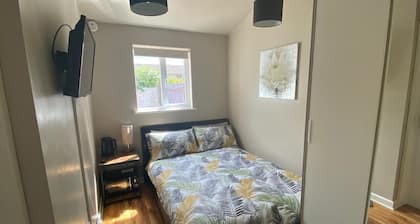 Private room and bathroom with own entrance near Warwick town centre