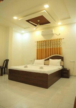 6 bedrooms, WiFi - Hotel New Rudraksh, Satara (Satara)
