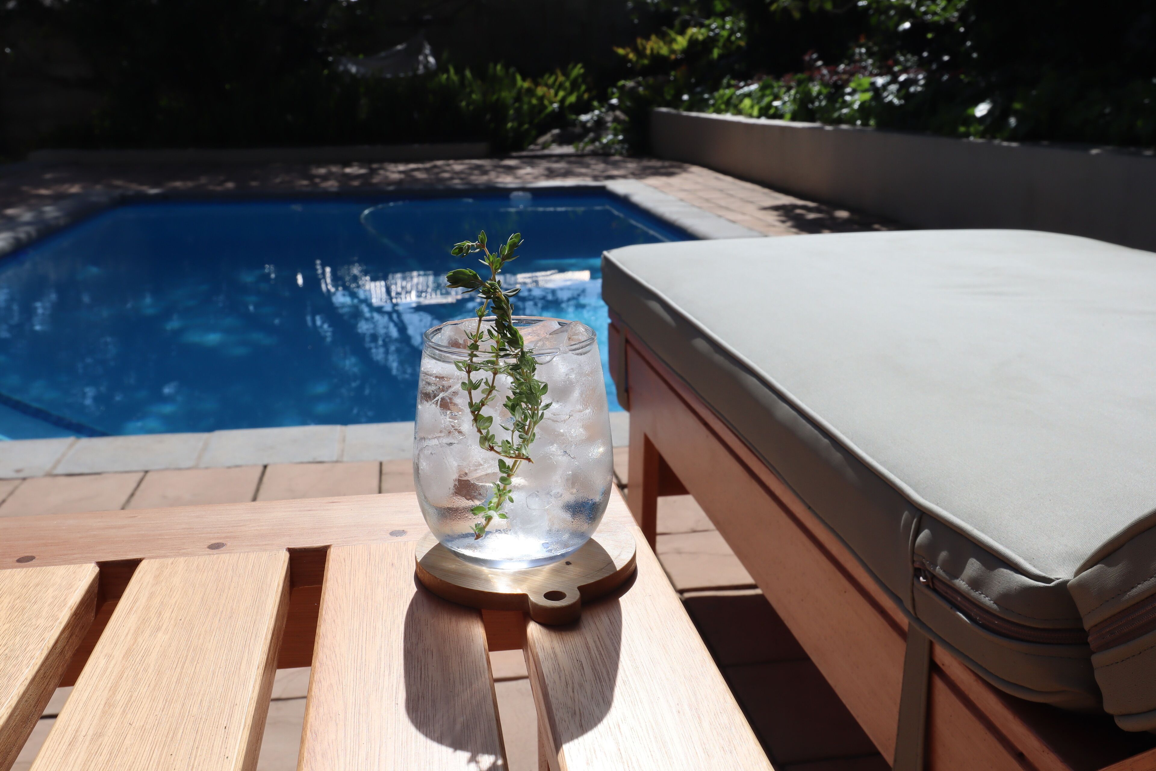 Utomhuspool och uppvärmd pool