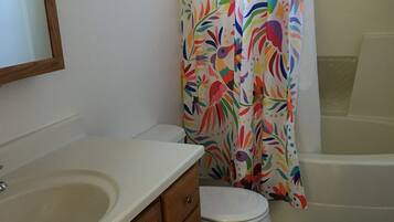 Duschwanne, Haartrockner, Handtücher, Seife