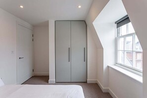 1 bedroom, desk, iron/ironing board, Internet - Modern and Stylish Apartment in West Kensington (London)