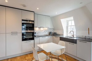 Fridge, microwave, oven, stovetop - Modern and Stylish Apartment in West Kensington (London)