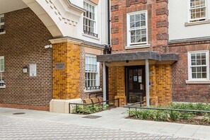 Exterior - Modern and Stylish Apartment in West Kensington (London)