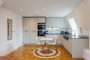 Fridge, microwave, oven, stovetop - Modern and Stylish Apartment in West Kensington (London)