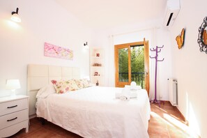 4 عدّة غرف نوم وواي فاي وملاءات أسرّة