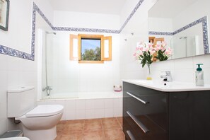 Bathtub, towels