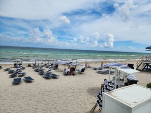 Sur la plage, chaise longue, serviettes de plage