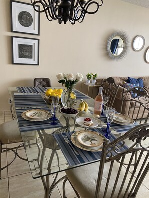 Dining - Tropical vacation BEACH CONDO 1 bedroom 1,5 bath 2 parking spots sleeps up to 6 (Hollywood)
