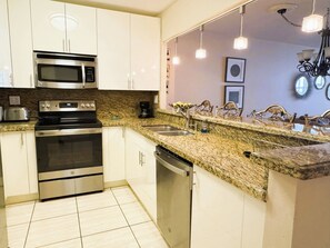 Fridge, microwave, oven, stovetop - Tropical vacation BEACH CONDO 1 bedroom 1,5 bath 2 parking spots sleeps up to 6 (Hollywood)