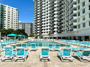 Outdoor pool, a heated pool - Tropical vacation BEACH CONDO 1 bedroom 1,5 bath 2 parking spots sleeps up to 6 (Hollywood)
