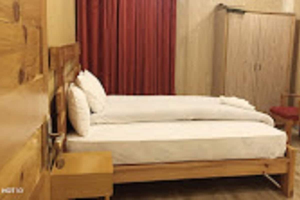 Deluxe Double Room | Iron/ironing board, free WiFi, bed sheets