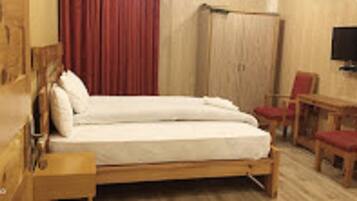 Deluxe Double Room | Iron/ironing board, free WiFi, bed sheets
