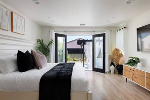 3 bedrooms, desk, iron/ironing board, travel crib