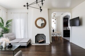 Télévision, cheminée