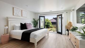 3 slaapkamers, een bureau, een strijkplank/strijkijzer, reisbedje