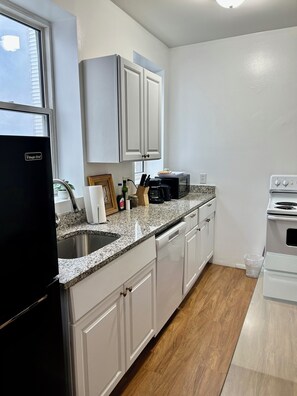 Fridge, microwave, oven, stovetop - B very cozy boutique in the center of Short North, next to Convention center (Columbus)