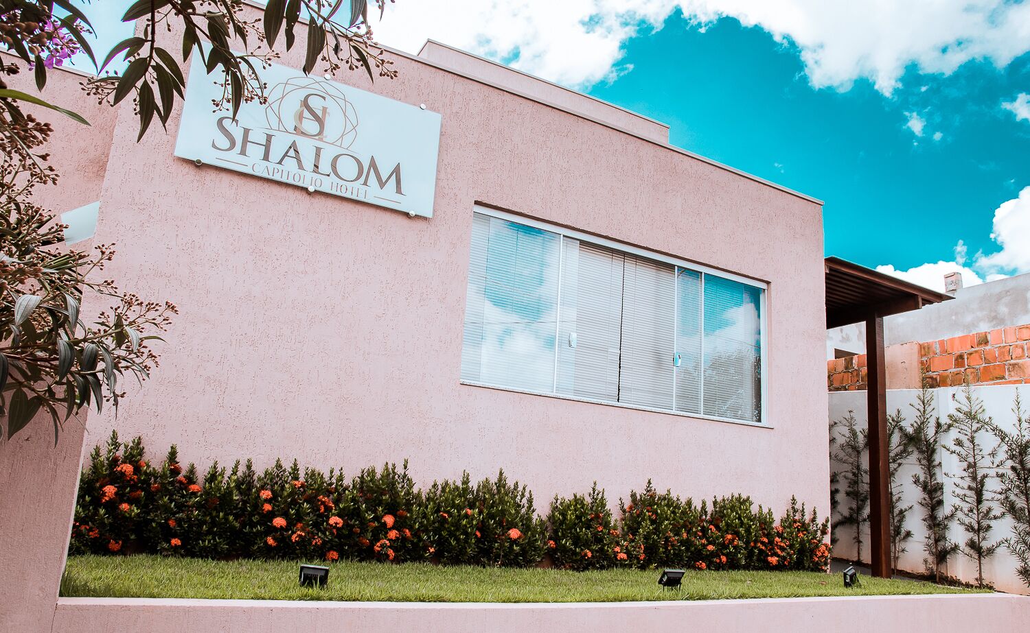 A building with a sign reading "SHALOM APOTOLIO HOTEL".