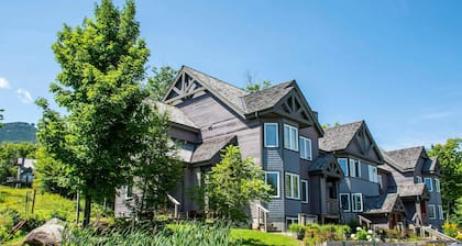 Ski in/Ski out 2 Bedroom Directly on Grammy Jay Run