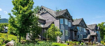 Ski in/Ski out 2 Bedroom Directly on Grammy Jay Run