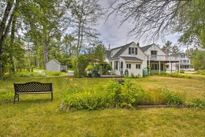 A house with a porch, a small shed, and a bench in a grassy yard. - Modern Home ~ 2 Mi to Cranmore Mountain Resort! (Conway)