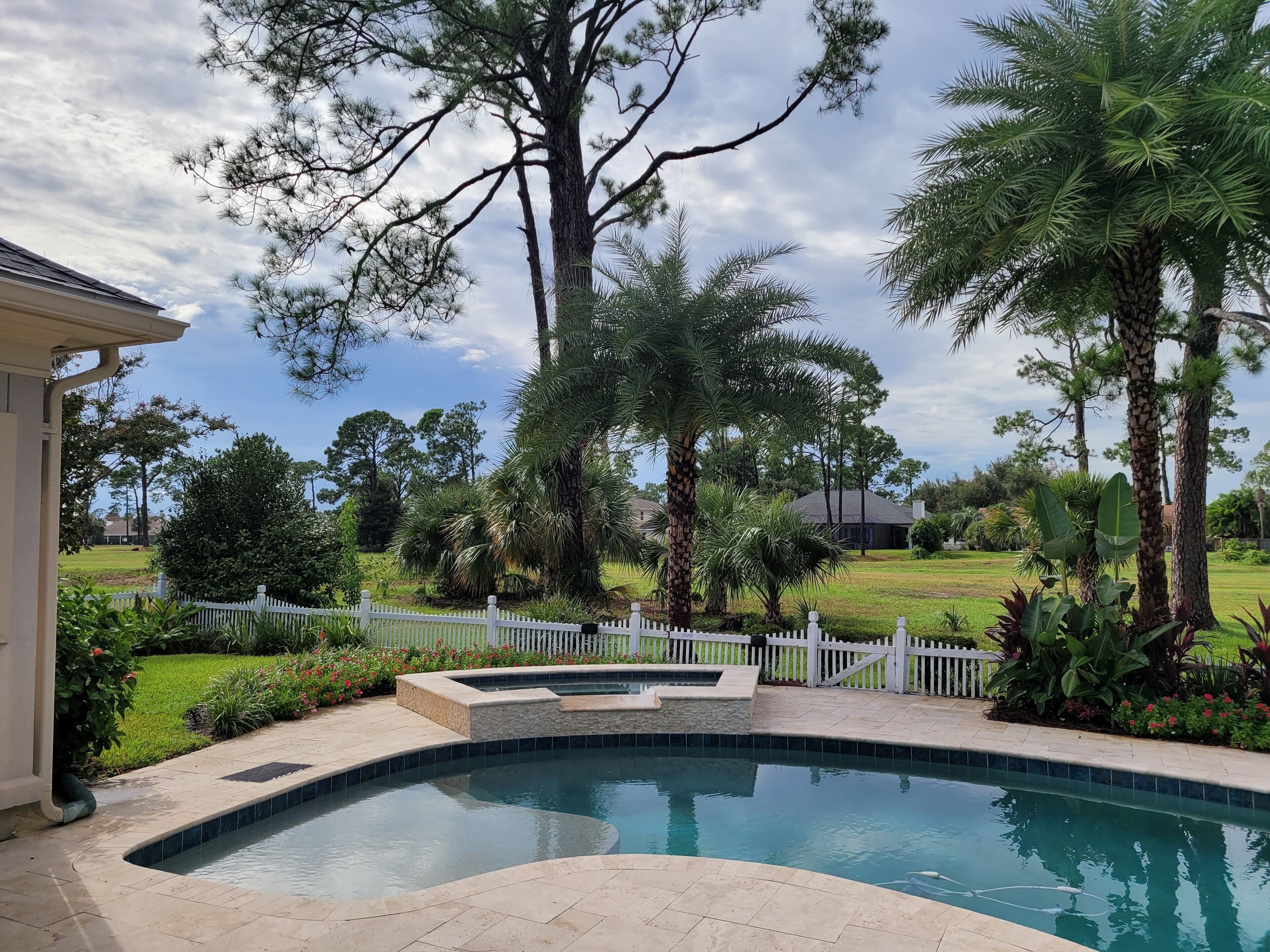 Utendørsbasseng og et oppvarmet basseng