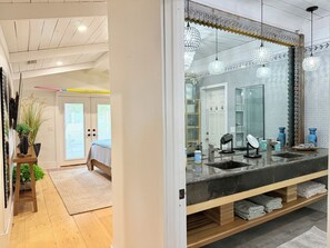 4 habitaciones, cuna de viaje, wifi gratis y ropa de cama