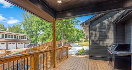 RIght on Lake Lanier: double slip deep water dock w/sundeck