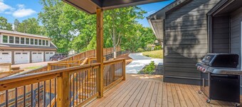 RIght on Lake Lanier: double slip deep water dock w/sundeck