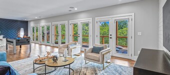 RIght on Lake Lanier: double slip deep water dock w/sundeck