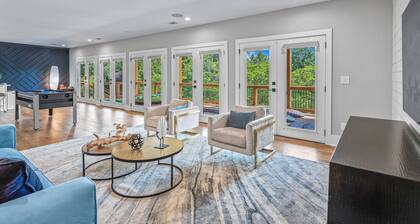 RIght on Lake Lanier: double slip deep water dock w/sundeck