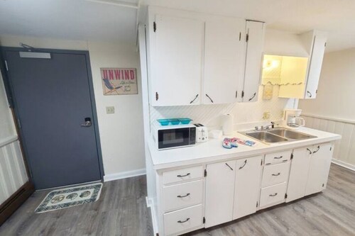 4 min walk to the beach. 1BD. Sleeps 4. Pets ok