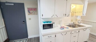 4 min walk to the beach. 1BD. Sleeps 4. Pets ok