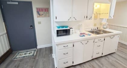 4 min walk to the beach. 1BD. Sleeps 4. Pets ok