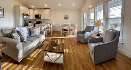 Blue Anchor Cottage - pet friendly retreat! Game Room! Walk to beach!
