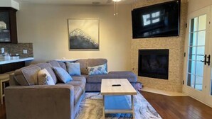 Smart-TV og peis