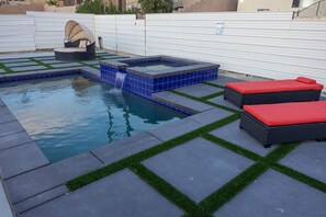 Utendørsbasseng og et oppvarmet basseng