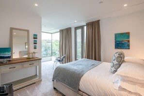 3 bedrooms, iron/ironing board, Internet - A premium stay that sleeps 6 guests  in 3 bedrooms (York)