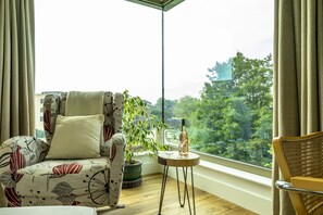 TV - A premium stay that sleeps 6 guests  in 3 bedrooms (York)