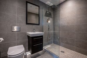 Combined shower/bathtub, hair dryer, towels - A premium stay that sleeps 6 guests  in 3 bedrooms (York)