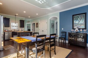 Dining - Beautiful and spacious beach cottage a short walk from the ocean (Carolina Beach)