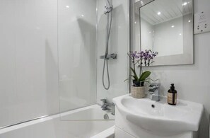 Ensemble douche/baignoire, articles de toilette gratuits, sèche-cheveux