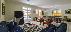 Villa | Living room | 40-inch LED TV with digital channels, TV - Casa Amarela - Riviera (Bertioga)