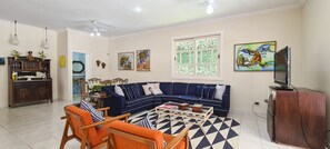 Villa | Living room | 40-inch LED TV with digital channels, TV - Casa Amarela - Riviera (Bertioga)