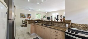 Villa | Private kitchen | Fridge, microwave, oven, coffee/tea maker - Casa Amarela - Riviera (Bertioga)