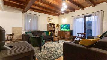 Una Smart TV, una chimenea, libros, un reproductor estéreo