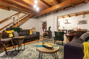 Smart-TV, peis, bøker og stereoanlegg